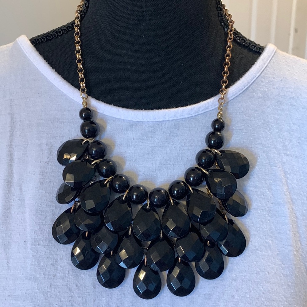 🌺 Black Teardrop Necklace